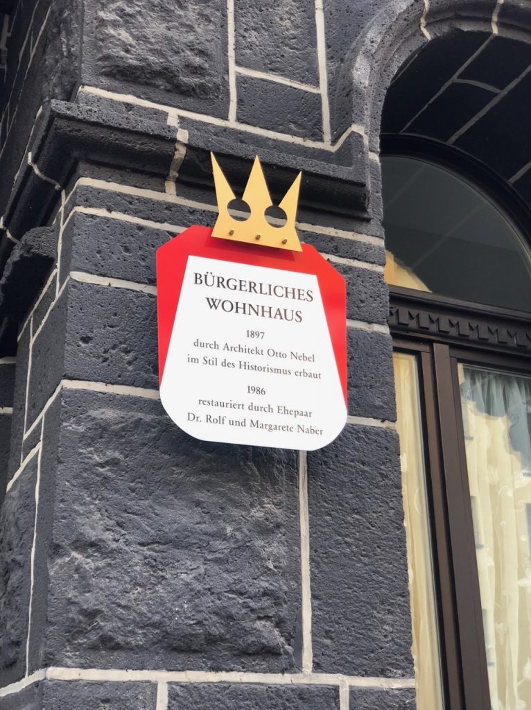 Montiertes Historienschild an einem Gebäude
